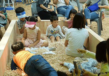편백나무 풀장을 이용하는 어린아이들